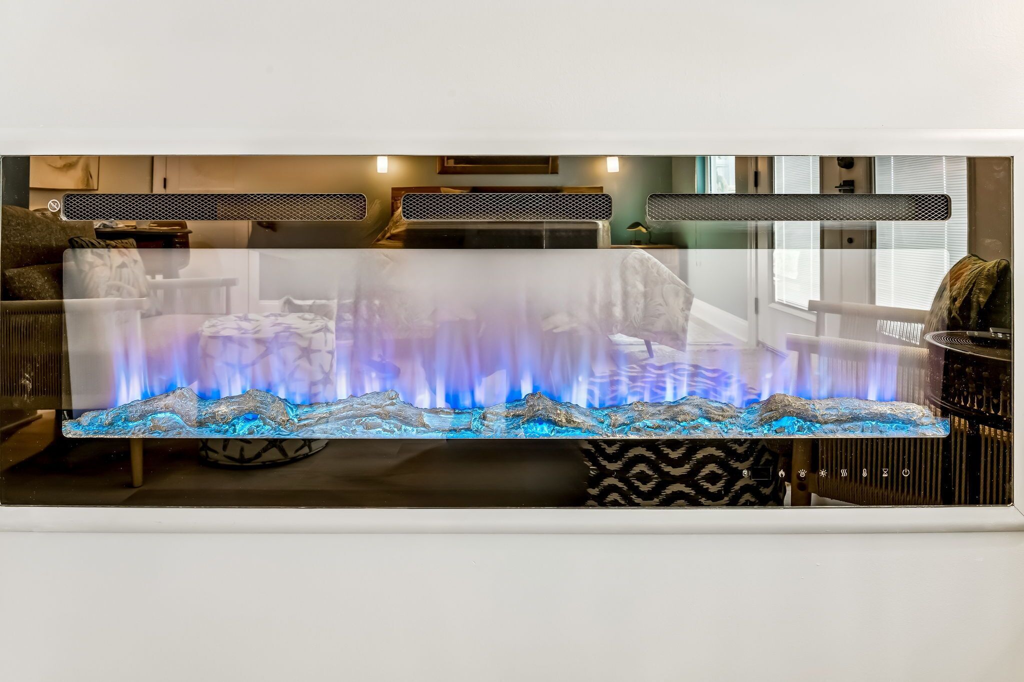 Un grande acquario con una cascata, situato in una stanza dal design moderno.