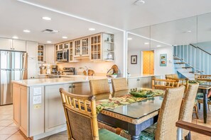 Dining - Three bedroom right on the ocean with AC! (Lahina)