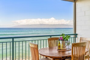 Outdoor dining - Three bedroom right on the ocean with AC! (Lahina)