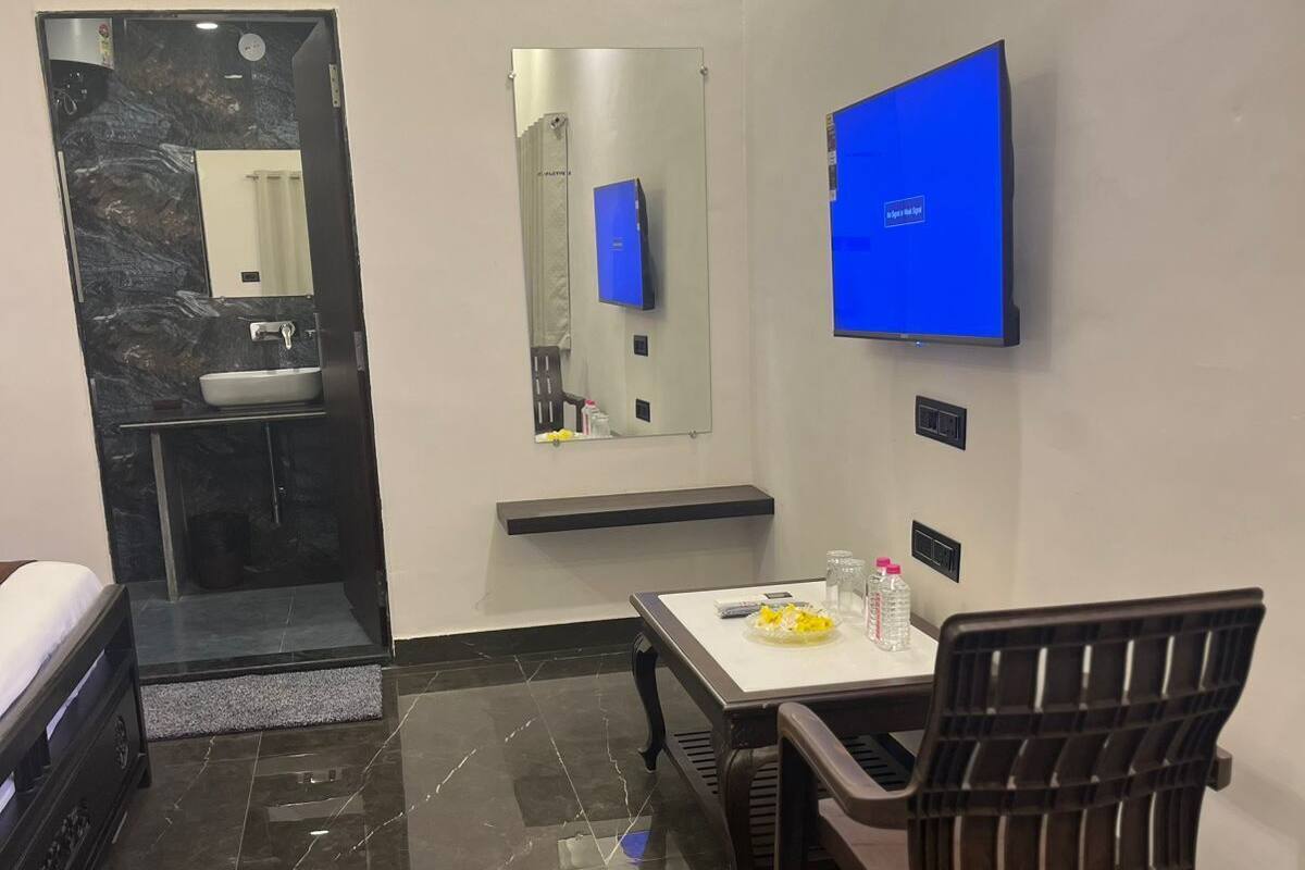 Deluxe Double Room, Marina View | Desk, free WiFi