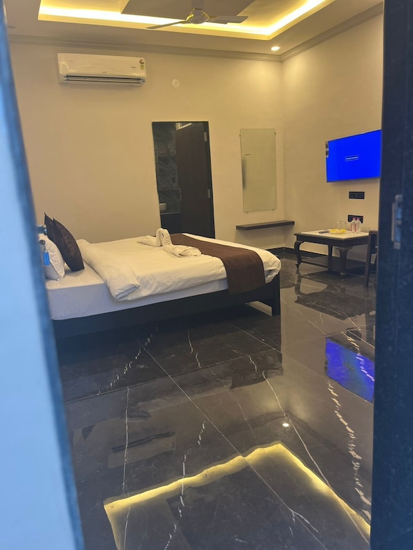 Superior Double Room, Mountain View | Desk, free WiFi