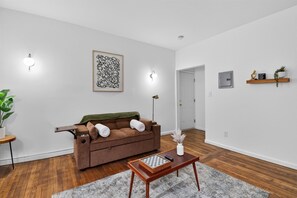 Living area -  1-bedroom apartment and Bed Sofa in vibrant Detroit -near HOSPITAL (Detroit)