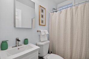 Secadora de cabello, toallas, jabón, papel de baño 