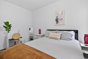1 bedroom, iron/ironing board, WiFi, bed sheets -  1-bedroom apartment and Bed Sofa in vibrant Detroit -near HOSPITAL (Detroit)