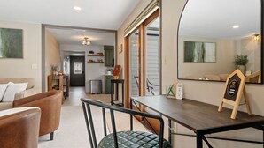 Interior - Walk to Lambeau, Titletown & Resch • Park 4 Cars • Sauna & Tailgate Garage (Green Bay)