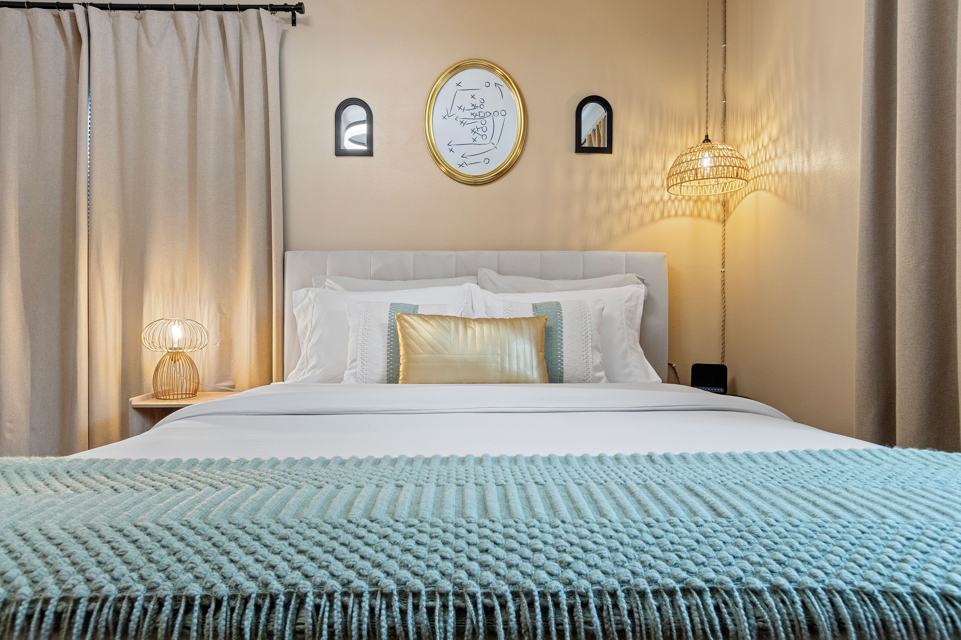 4 bedrooms, iron/ironing board, WiFi, bed sheets