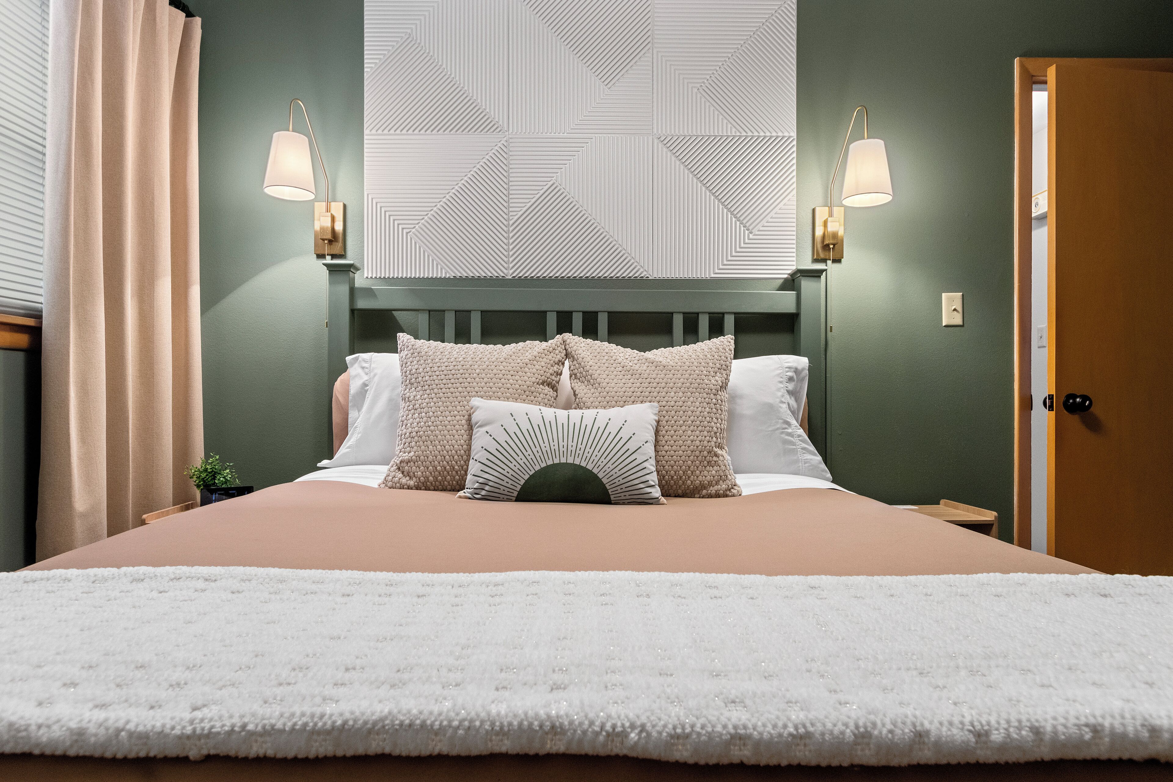 4 bedrooms, iron/ironing board, WiFi, bed sheets