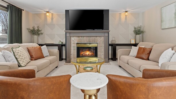 Living area - Walk to Lambeau, Titletown & Resch • Park 4 Cars • Sauna & Tailgate Garage (Green Bay)