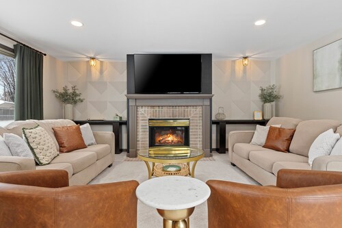 Walk to Lambeau, Resch, Titletown • Park 4 Cars • Sauna, Gym & Tailgate Garage