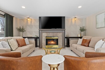 Walk to Lambeau, Titletown & Resch • Park 4 Cars • Sauna & Tailgate Garage