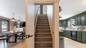 Private kitchen - Walk to Lambeau, Titletown & Resch • Park 4 Cars • Sauna & Tailgate Garage (Green Bay)