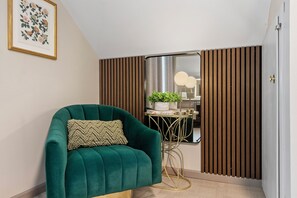 Interior - Walk to Lambeau, Resch, Titletown • Park 4 Cars • Sauna, Gym & Tailgate Garage (Green Bay)