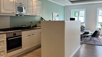 Mikroaaltouuni, liesi, astianpesukone