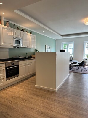 Mikroaaltouuni, liesi, astianpesukone