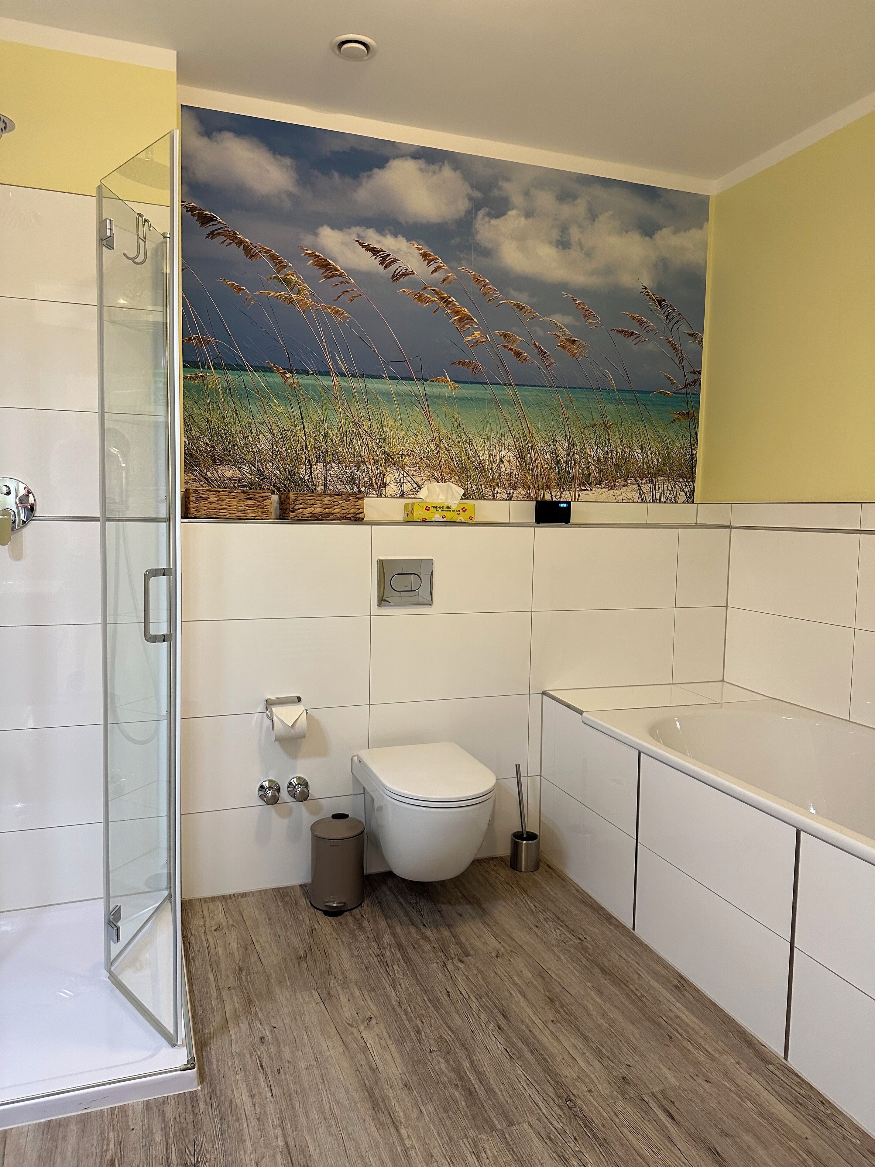 Sèche-cheveux, serviettes fournies, savon, papier toilette