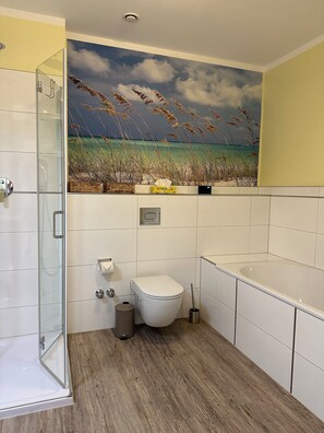 Hiustenkuivaaja, pyyhkeet, saippua, vessapaperi