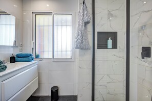 Shower, hair dryer, towels - Le Wilson Palace - 3-star studio - 300 m from beach and town center (Antibes)
