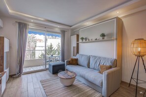 Smart TV - Le Wilson Palace - 3-star studio - 300 m from beach and town center (Antibes)