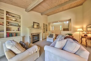 TV, fireplace - 4061 Svend's House - Large Home with Guest House (Carmel)