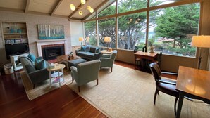 TV, fireplace - 4001 Bay Echo - Carmel Bay Views! (Carmel)