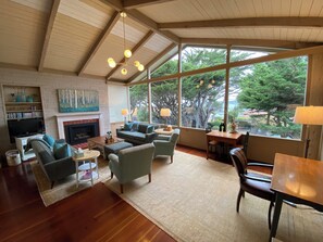 TV, fireplace - 4001 Bay Echo - Carmel Bay Views! (Carmel)