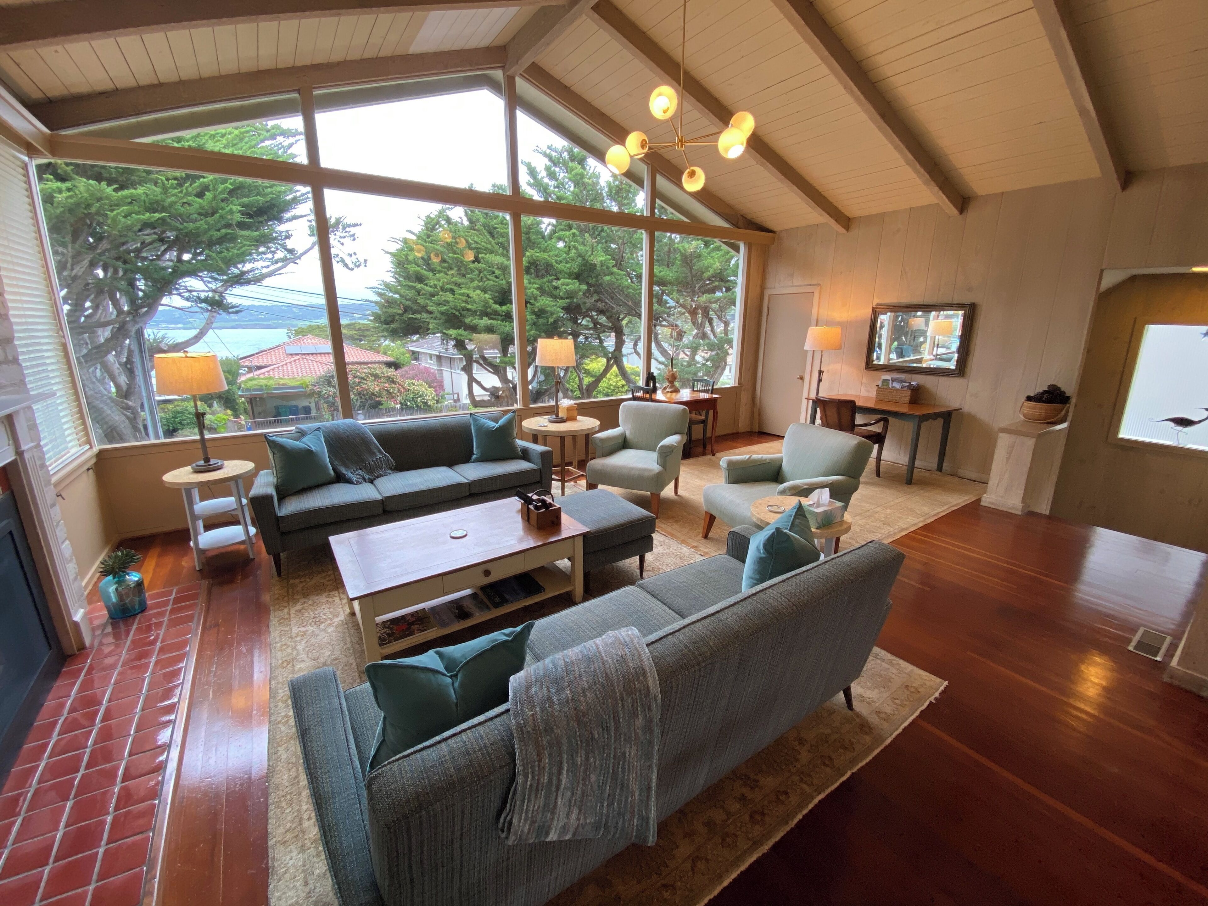 Televisie en een open haard