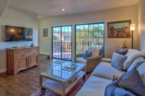 TV, fireplace, DVD player - 4002 La Maubeche - Updated Home on Carmel Point (Carmel)