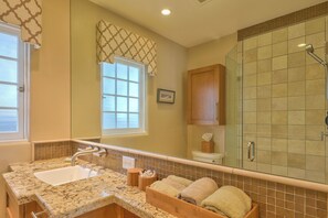 Shower, hair dryer, towels - 4004 Casa Blanca Carmel - 3 Blocks to the Beach (Carmel)