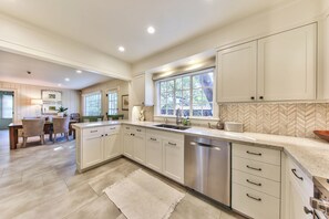 Fridge, microwave, oven, stovetop - 4005 Heaven's Gate - Golden Rectangle Gem (Carmel)