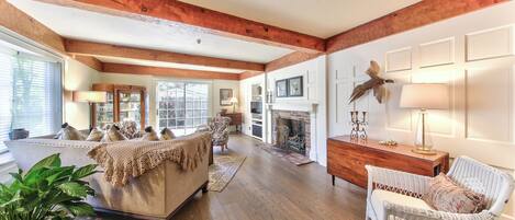 Televisión y chimenea