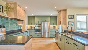 Private kitchen - 4009 Ribera Sanctuary - Carmel Meadows Beach House (Carmel)