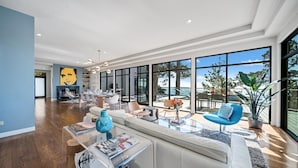 Amplia sala de estar con diseño moderno, ventanas grandes y vistas al exterior.