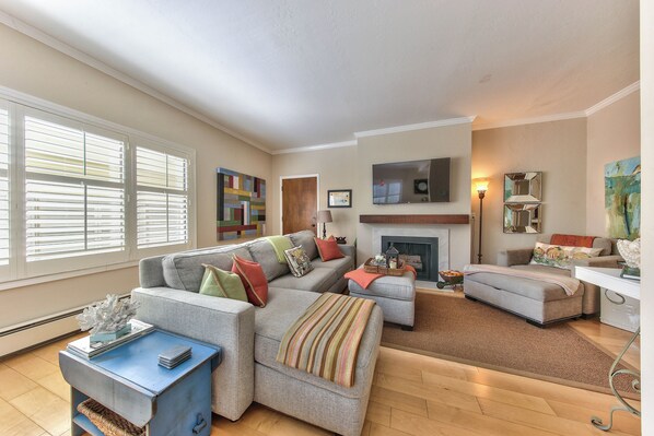 Smart TV, fireplace, DVD player