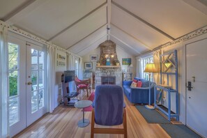 TV, fireplace, DVD player, offices - 4016 Ann's Cottage - Whimsical Carmel Home (Carmel)