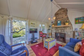 TV, fireplace, DVD player, offices - 4016 Ann's Cottage - Whimsical Carmel Home (Carmel)
