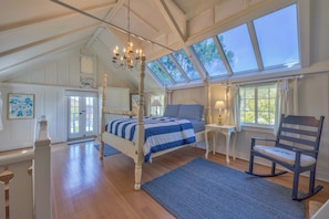 1 bedroom, desk, iron/ironing board, free WiFi - 4016 Ann's Cottage - Whimsical Carmel Home (Carmel)