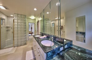 Shower, jetted bath, hair dryer, towels - 4018 Holly House - Charming Carmel-by-the-Sea Home (Carmel)