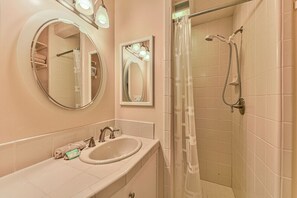 Shower, hair dryer, towels - 4019 Robins Nest Carmel - Northwest Carmel Home (Carmel)