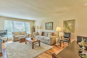 TV, fireplace - 4019 Robins Nest Carmel - Northwest Carmel Home (Carmel)