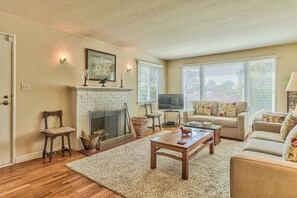 TV, fireplace - 4019 Robins Nest Carmel - Northwest Carmel Home (Carmel)