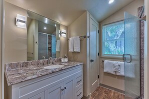 Shower, hair dryer, towels - 4020 Moore Fun - Cozy and Warm Carmel Home (Carmel)