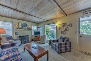 TV, fireplace - 4020 Moore Fun - Cozy and Warm Carmel Home (Carmel)