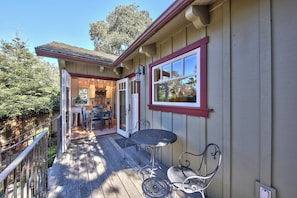 Outdoor dining - 4021 Casey's Cottage - Perfect for Two in Carmel (Carmel)