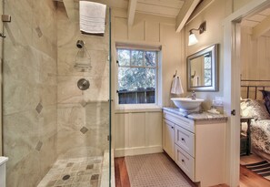 Shower, hair dryer, towels - 4021 Casey's Cottage - Perfect for Two in Carmel (Carmel)
