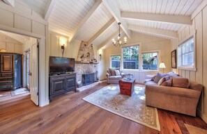 TV, fireplace - 4021 Casey's Cottage - Perfect for Two in Carmel (Carmel)