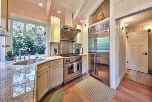 Fridge, microwave, oven, stovetop - 4021 Casey's Cottage - Perfect for Two in Carmel (Carmel)