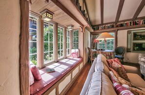 TV, fireplace, DVD player - 4022 Lilacs and Laughter - Old World Charm, Garden (Carmel)