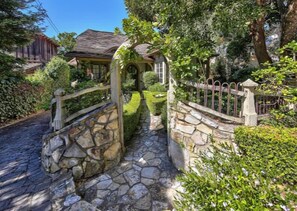Property grounds - 4022 Lilacs and Laughter - Old World Charm, Garden (Carmel)