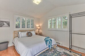 2 bedrooms, desk, iron/ironing board, free WiFi - 4025 June Bug - Adorable Carmel Cottage (Carmel)