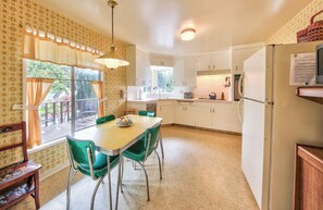 Coffee/tea maker, fridge, microwave, oven - 4026 The Packer Home - Warm and Comfy in Carmel (Carmel)